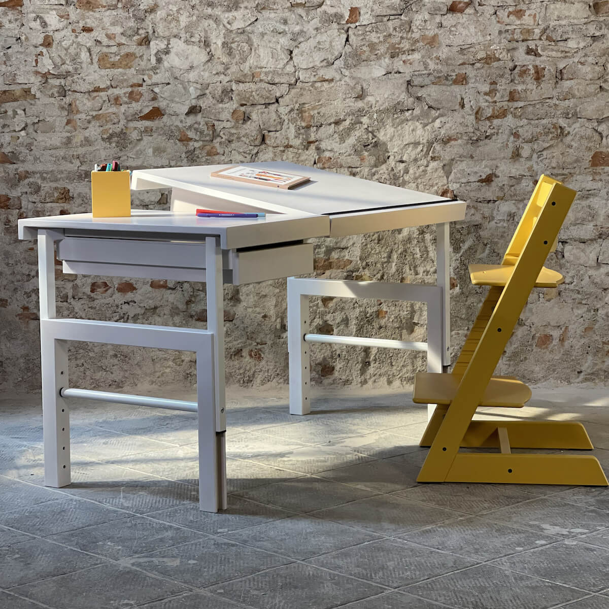 Bureau inclinable ⅔ ZIGGY de Breuyn hêtre massif finition blanche - métal blanc