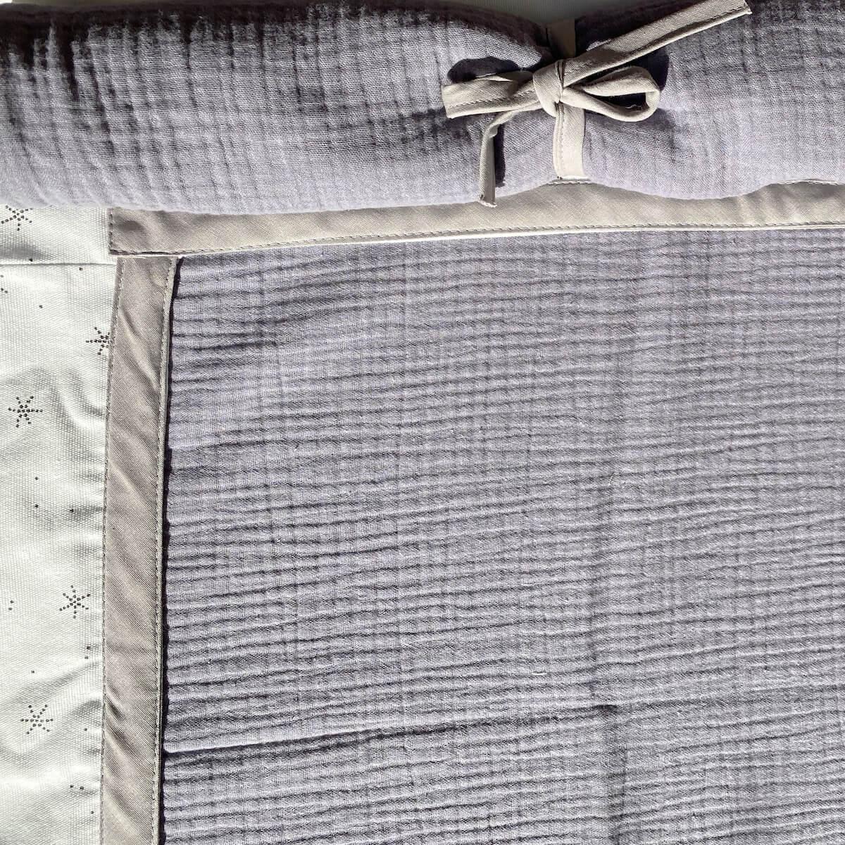 Cama alta KASVA textil Bobble gris