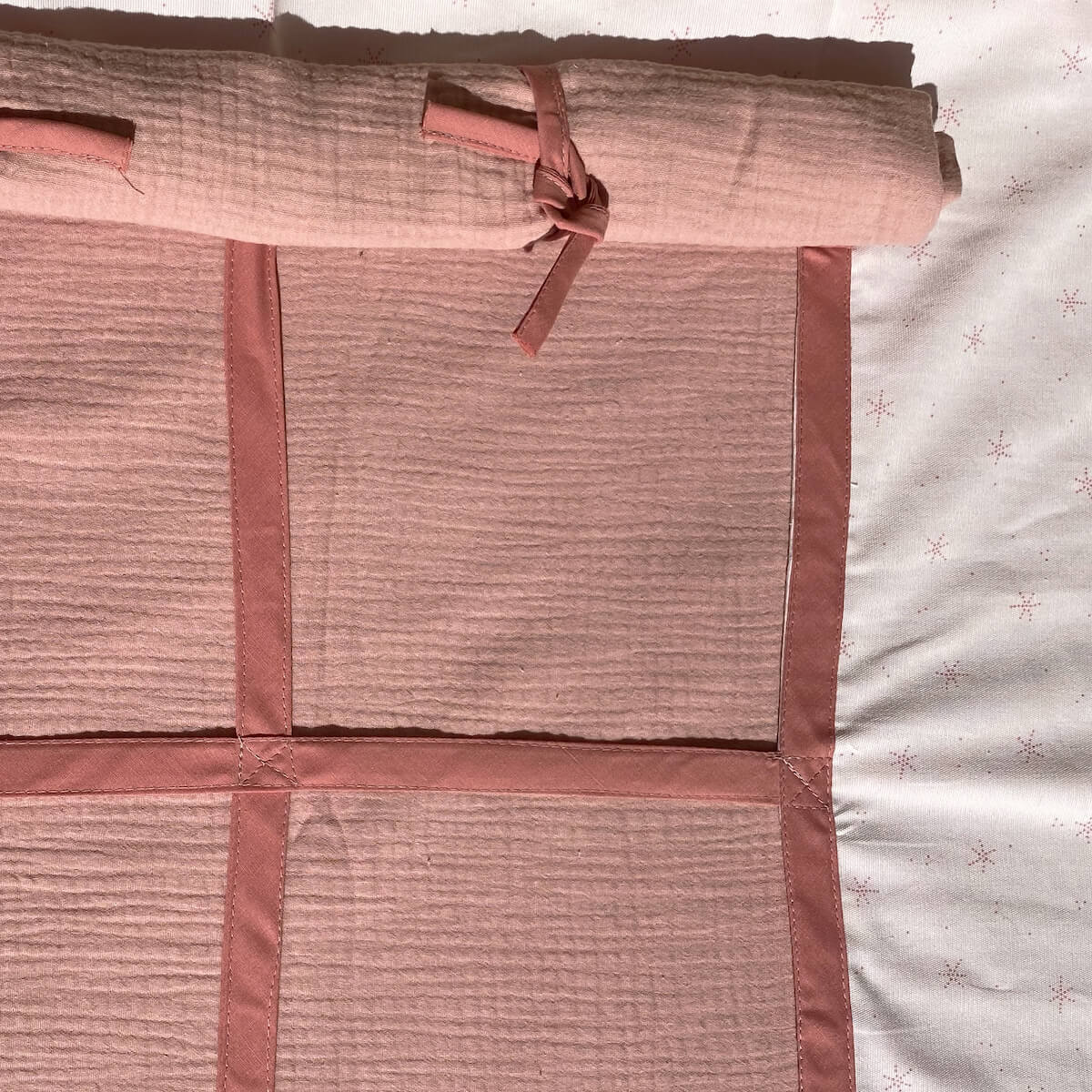 Cama alta-techo casa KASVA textil Bobble rosa