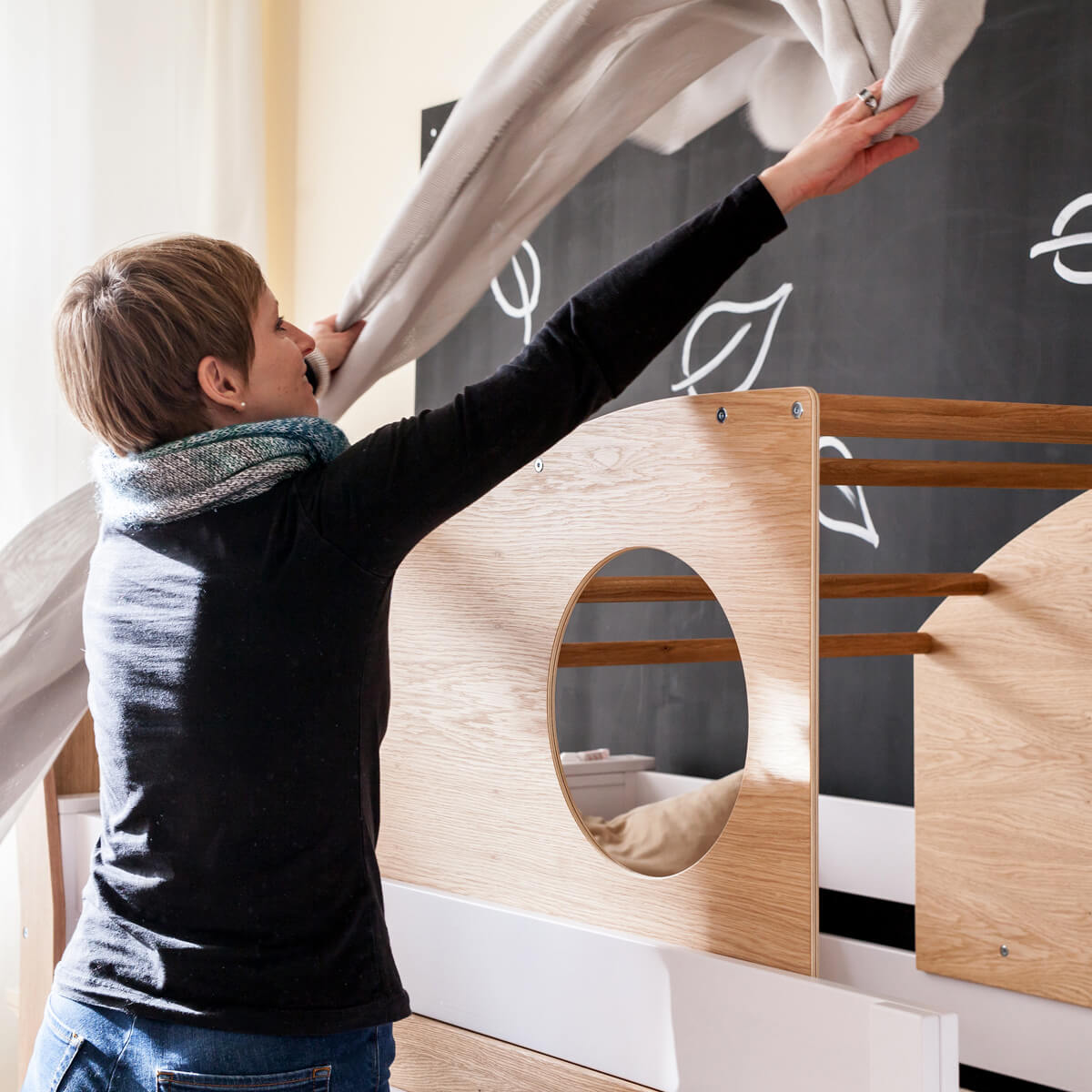 Cama media alta KASVA haya blanco-contrachapado roble-cabaña juegos