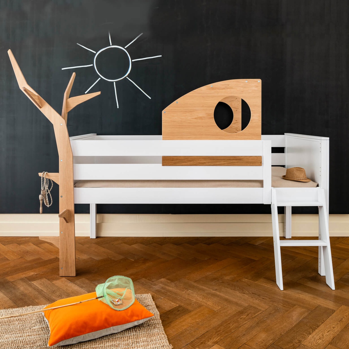 Cama media alta KASVA haya lacado blanco-contrachado roble-árbol-cabaña juegos