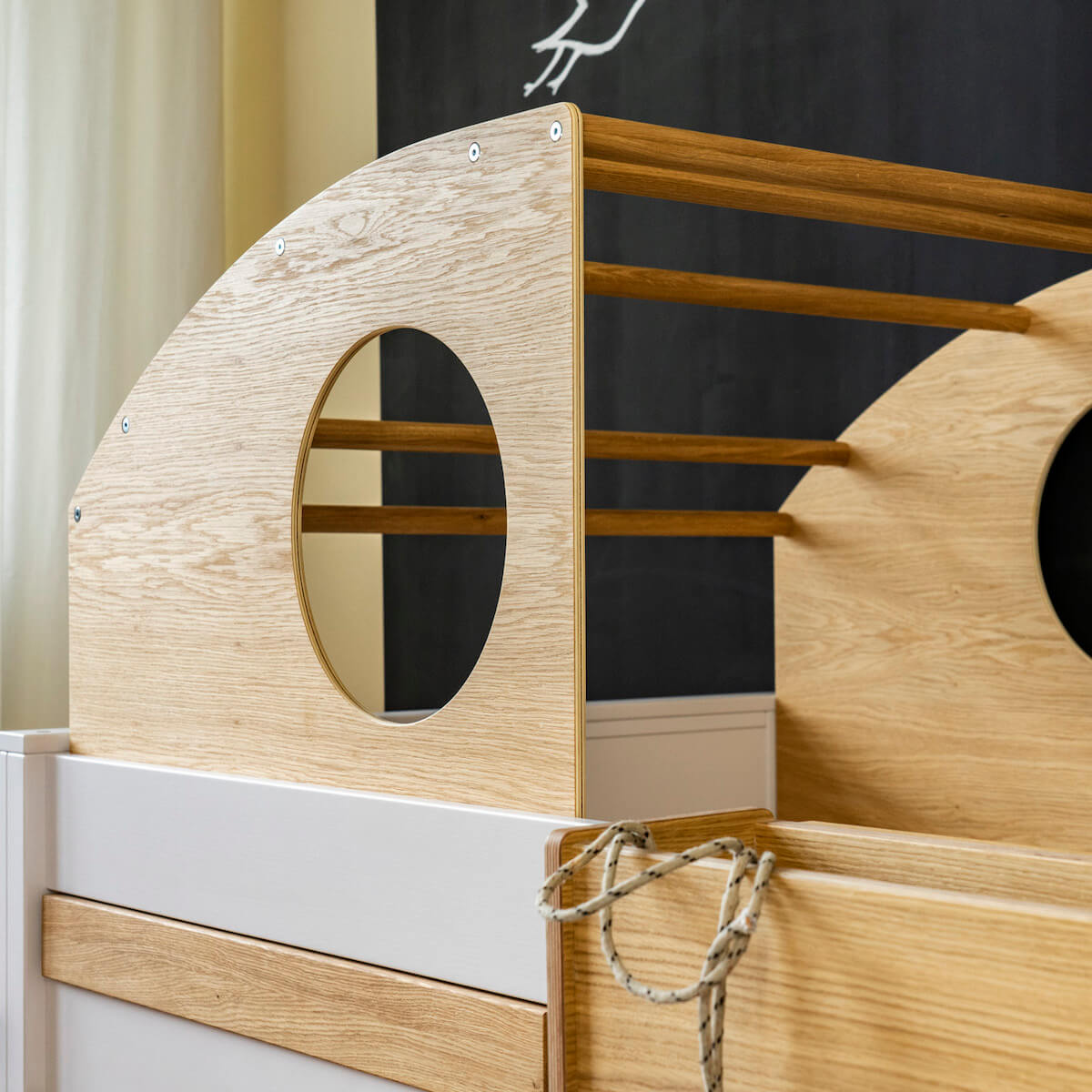 Cama media alta KASVA haya lacado blanco-contrachado roble-árbol-cabaña juegos