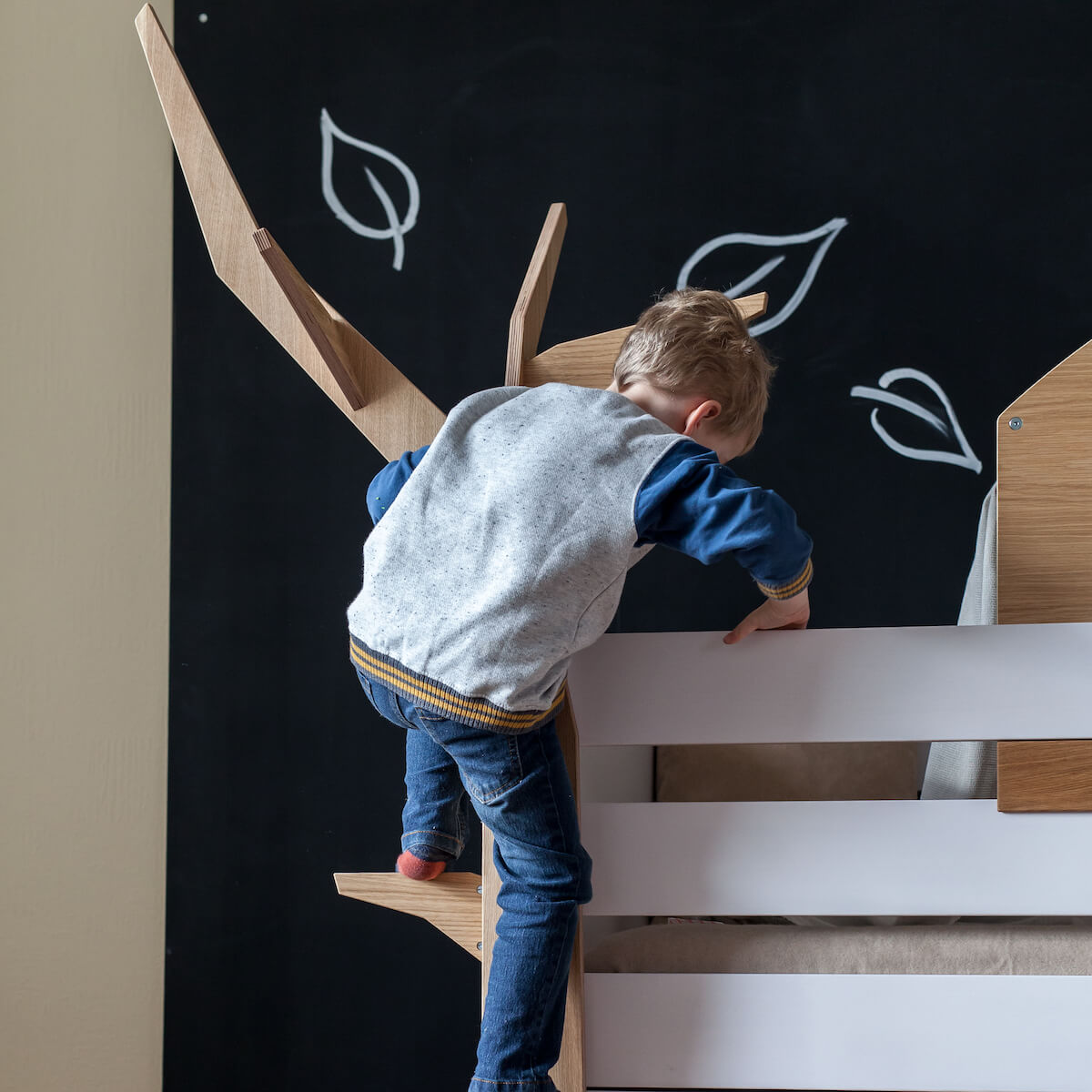 Cama media alta KASVA haya lacado blanco-contrachado roble-árbol-cabaña juegos