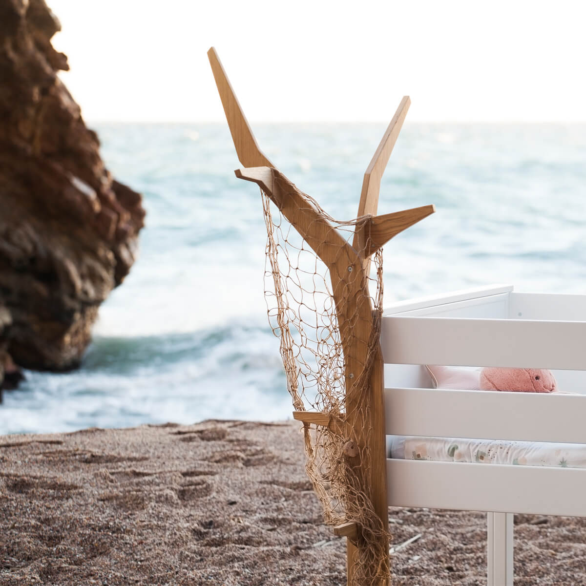 Cama media alta KASVA haya lacado blanco-contrachapado roble-árbol