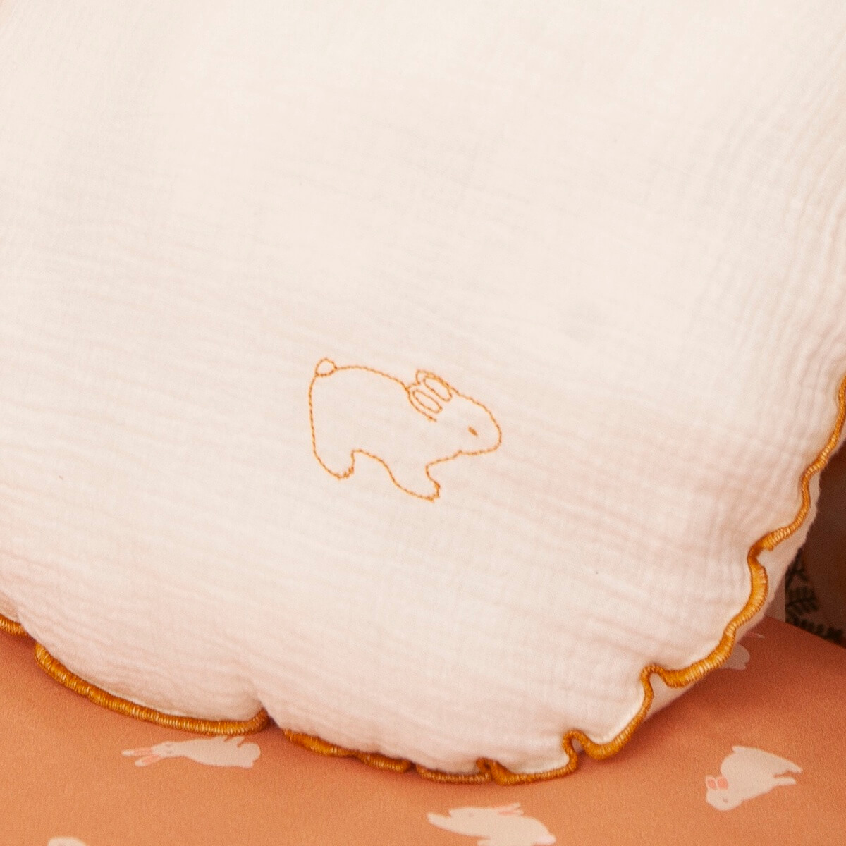 Coussin rond mousseline RABBITS brodé jaune 30cm