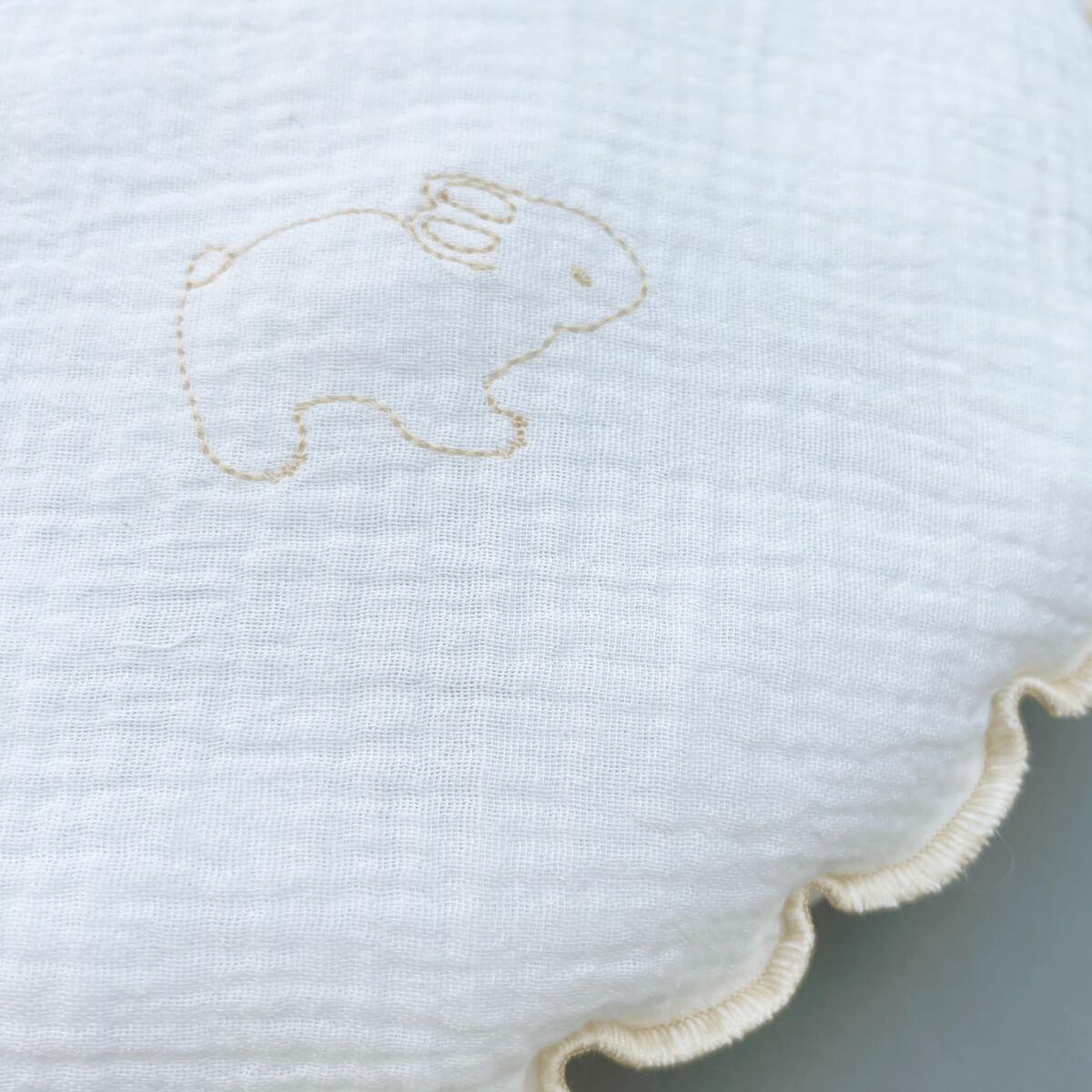 Coussin rond mousseline RABBITS brodé orange 30cm