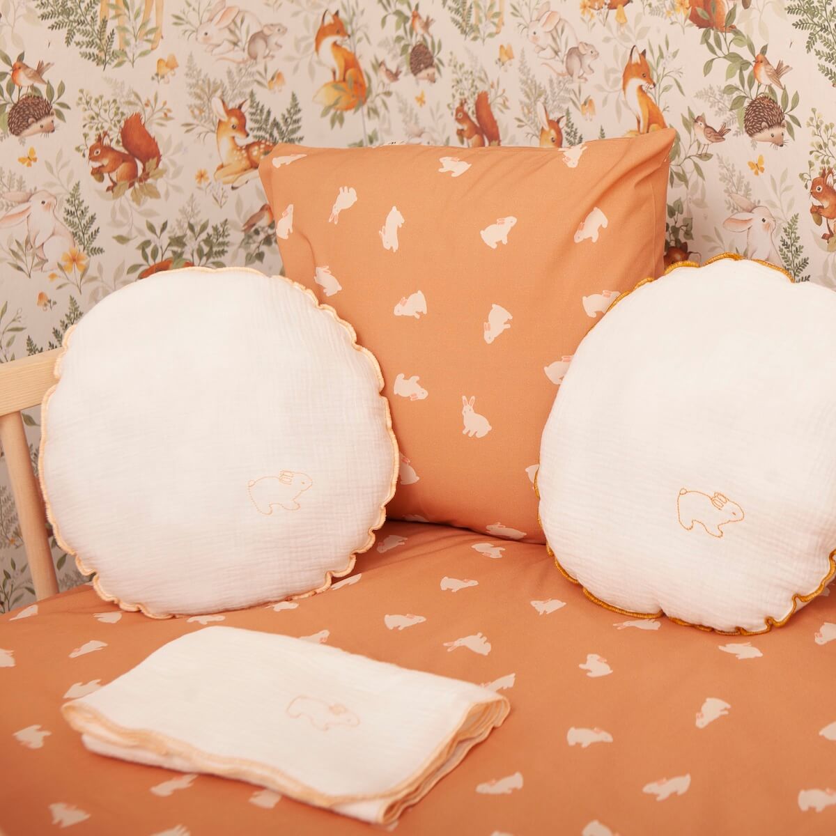 Coussin rond mousseline RABBITS brodé orange 30cm