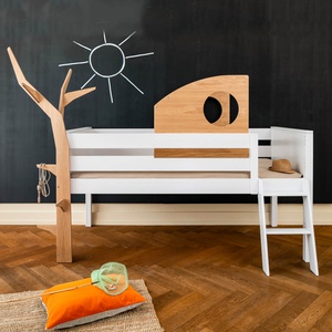 Halbhohes Bett Kasva Buche weiß lackiert mit Kajüte + Baum Eiche