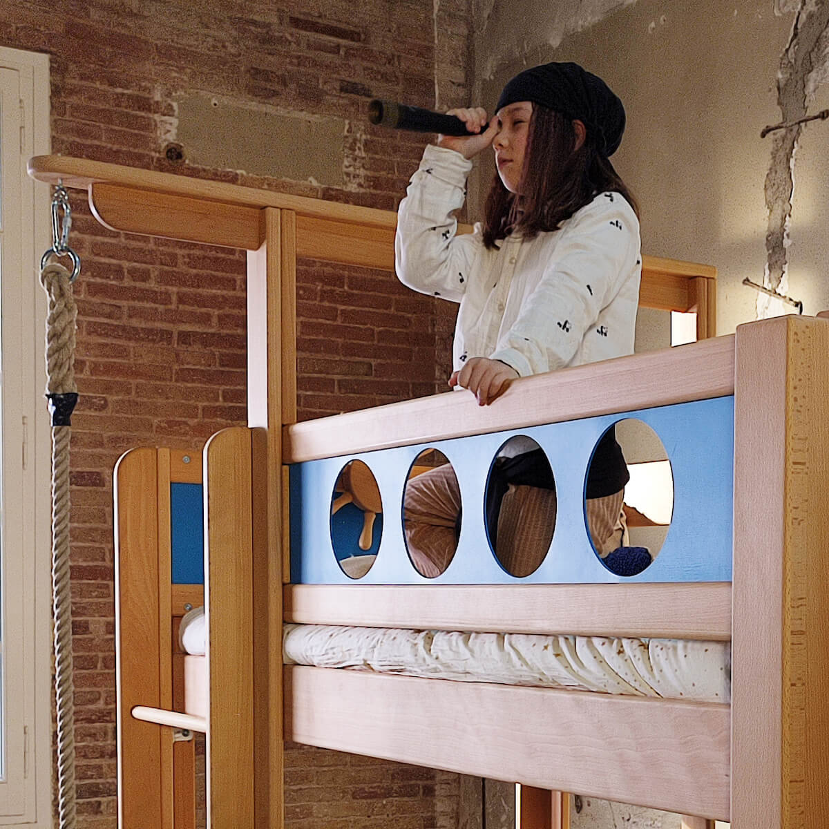 High sleeper bed Pirate rope DELUXE de Breuyn natural-blue