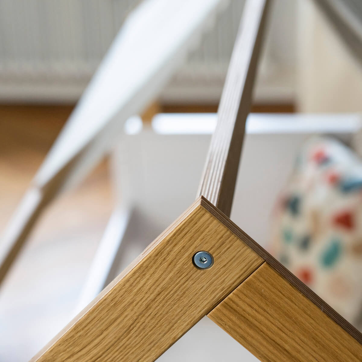 Lit au sol cabane Montessori barrière double KASVA hêtre laqué blanc-chêne huilé