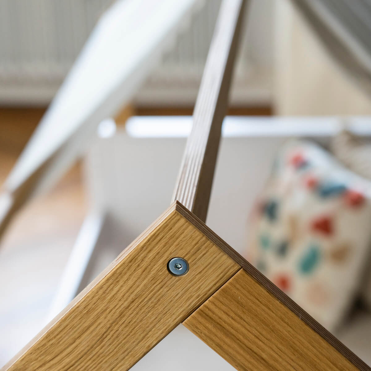 Lit au sol cabane Montessori barrière simple KASVA hêtre laqué blanc-chêne huilé