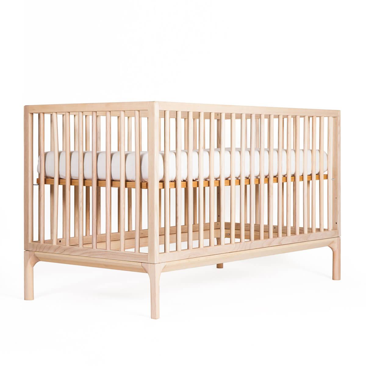 Lit bébé KERA en frêne avec top Round-pieds Bevel