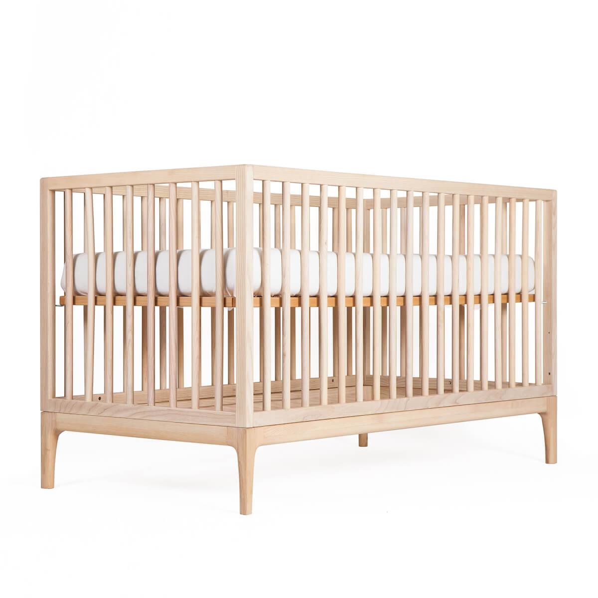 Lit bébé KERA en frêne avec top Round-pieds Curve