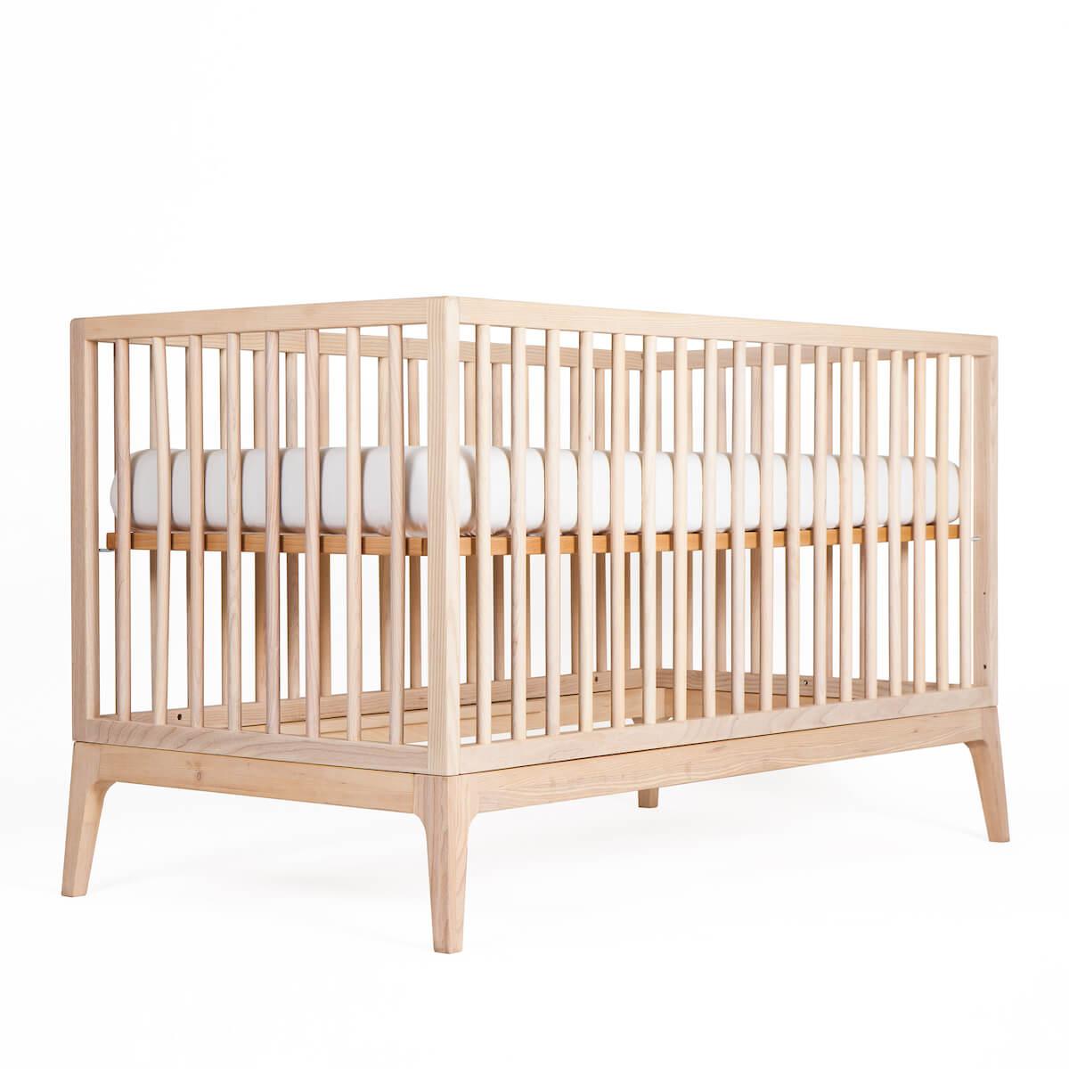 Lit bébé KERA en frêne avec top Round-pieds Pure
