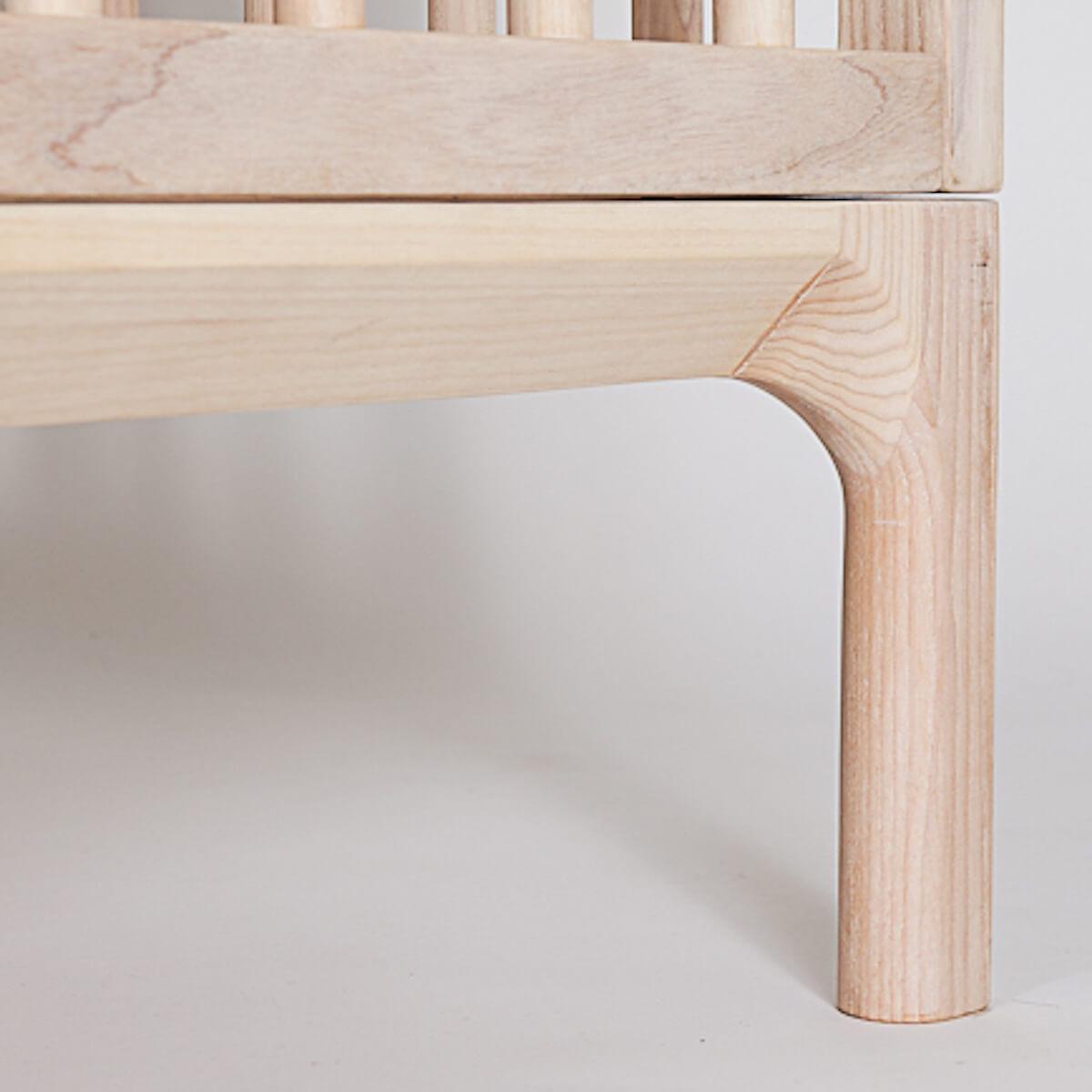 Lit bébé KERA en frêne avec top Straight-pieds Bevel