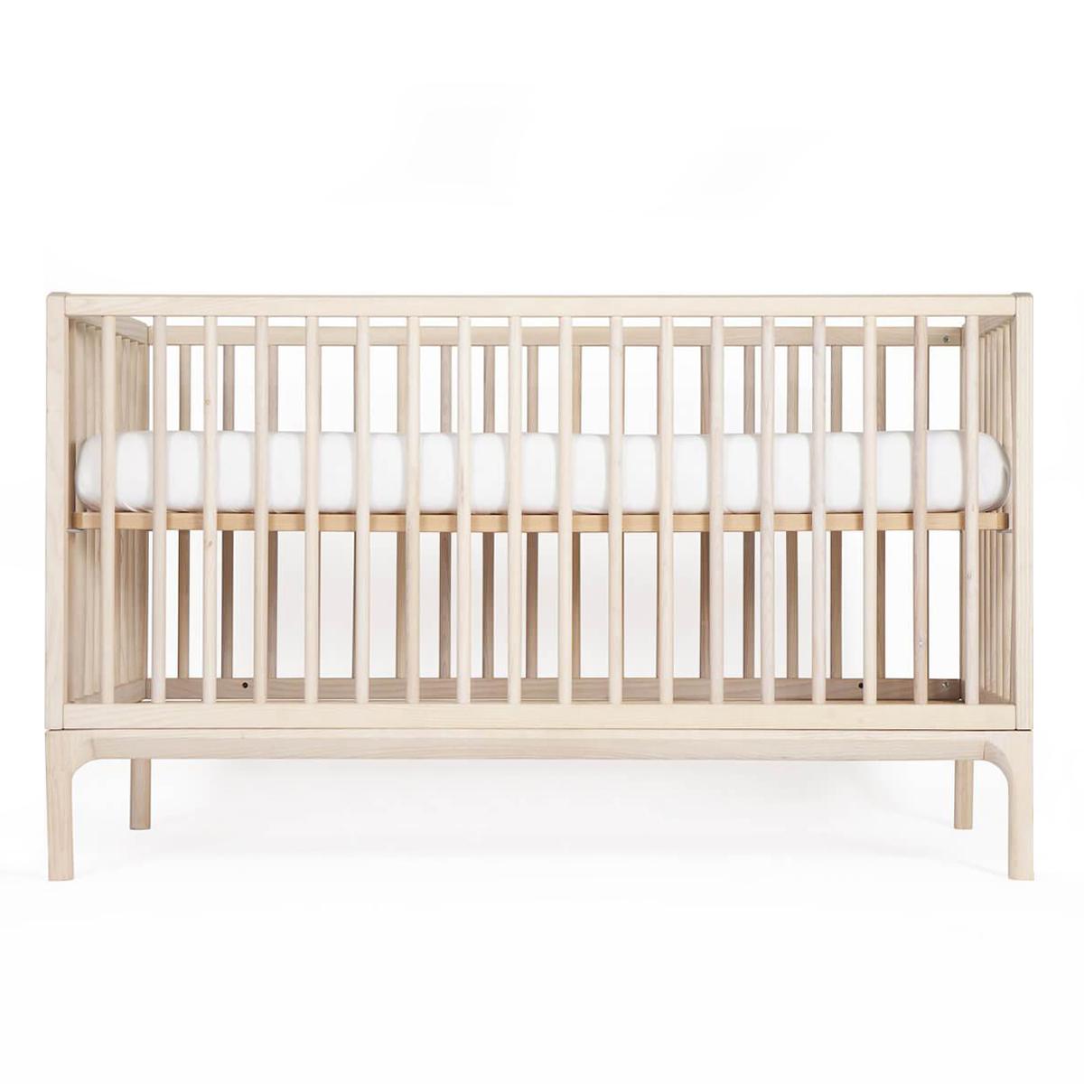 Lit bébé KERA en frêne avec top Straight-pieds Bevel