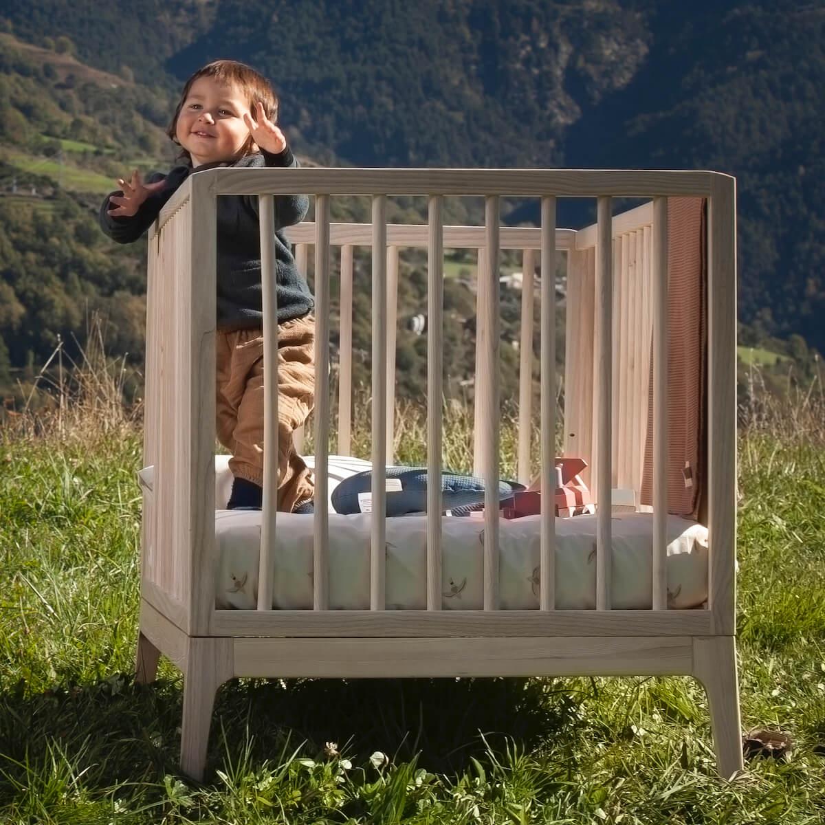 Lit bébé KERA en frêne avec top Straight-pieds Pure