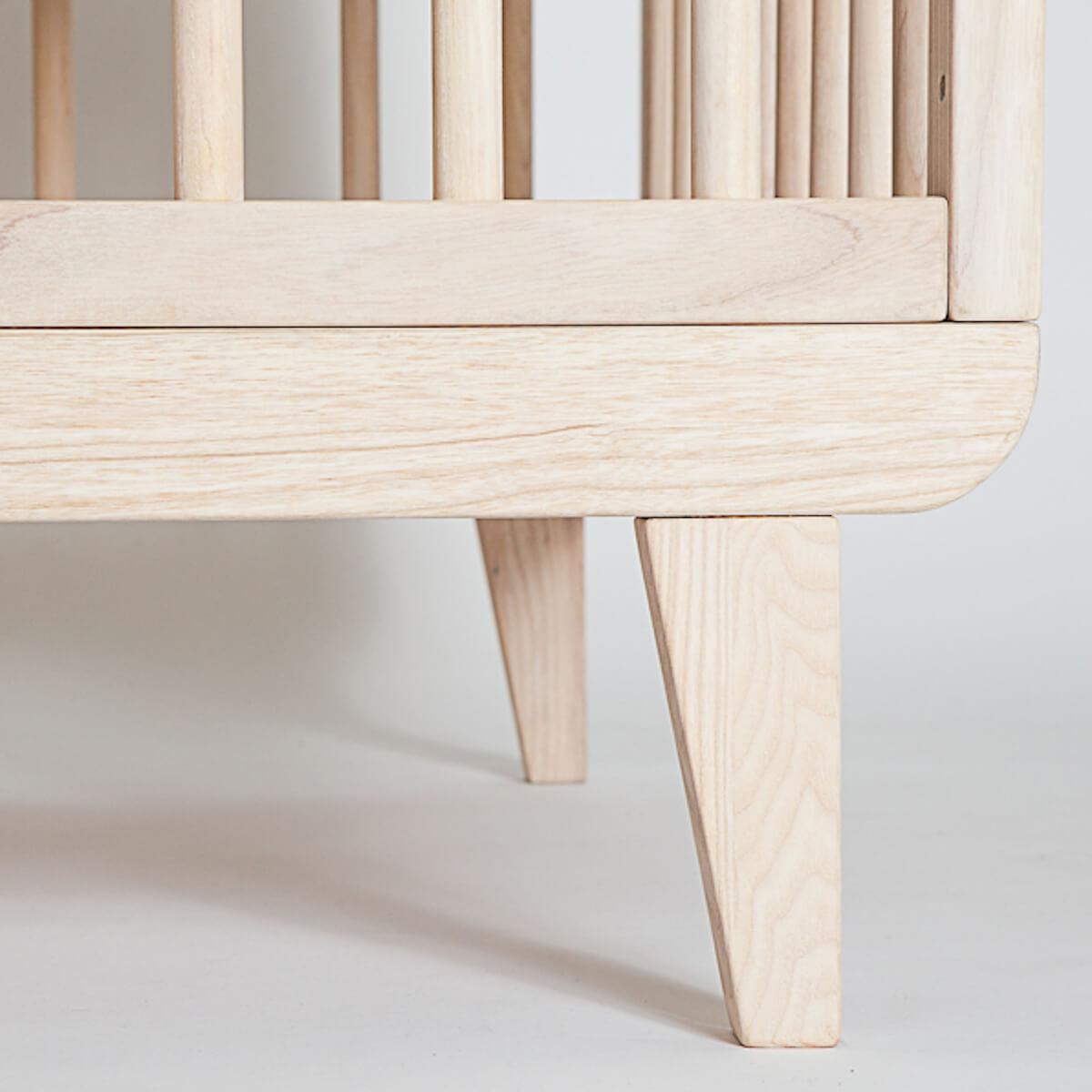 Lit bébé KERA en frêne avec top Straight-pieds Retro