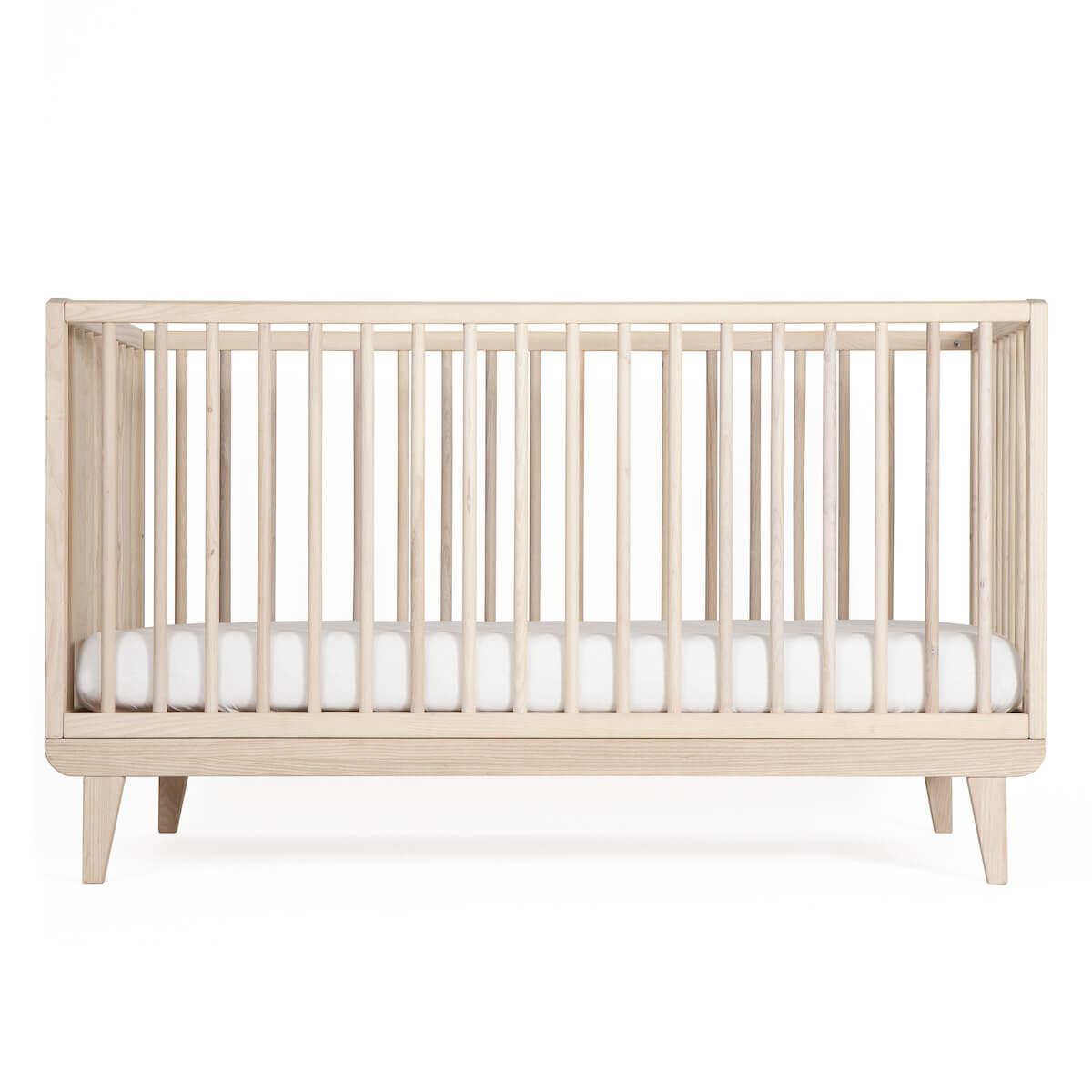 Lit bébé KERA en frêne avec top Straight-pieds Retro