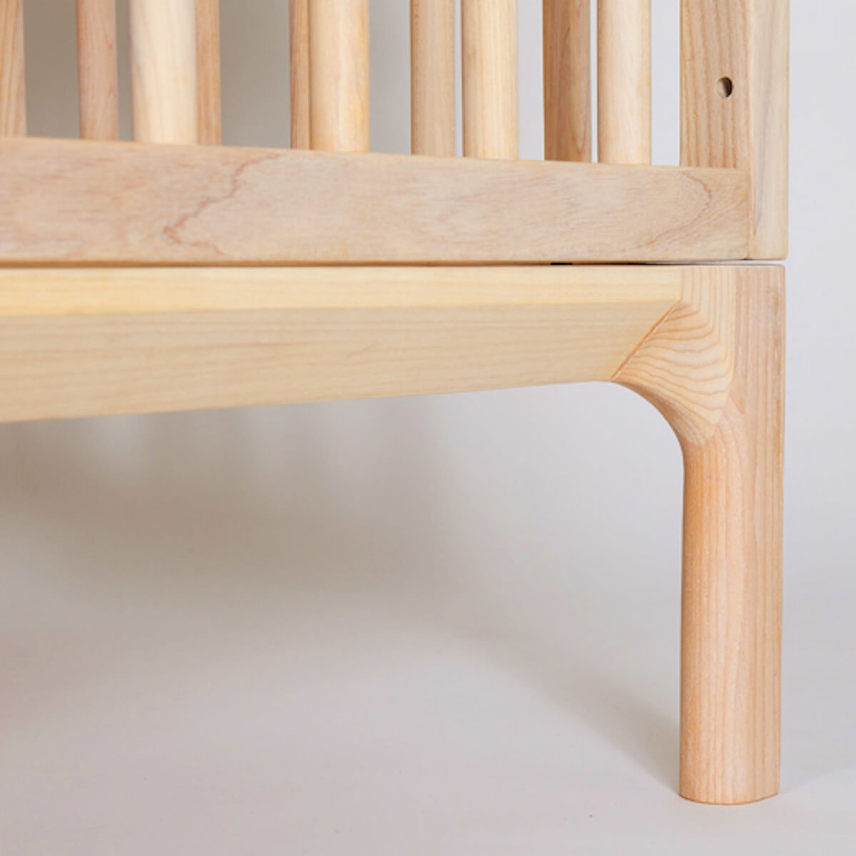 Lit bébé KERA en hêtre avec top Round-pieds Bevel