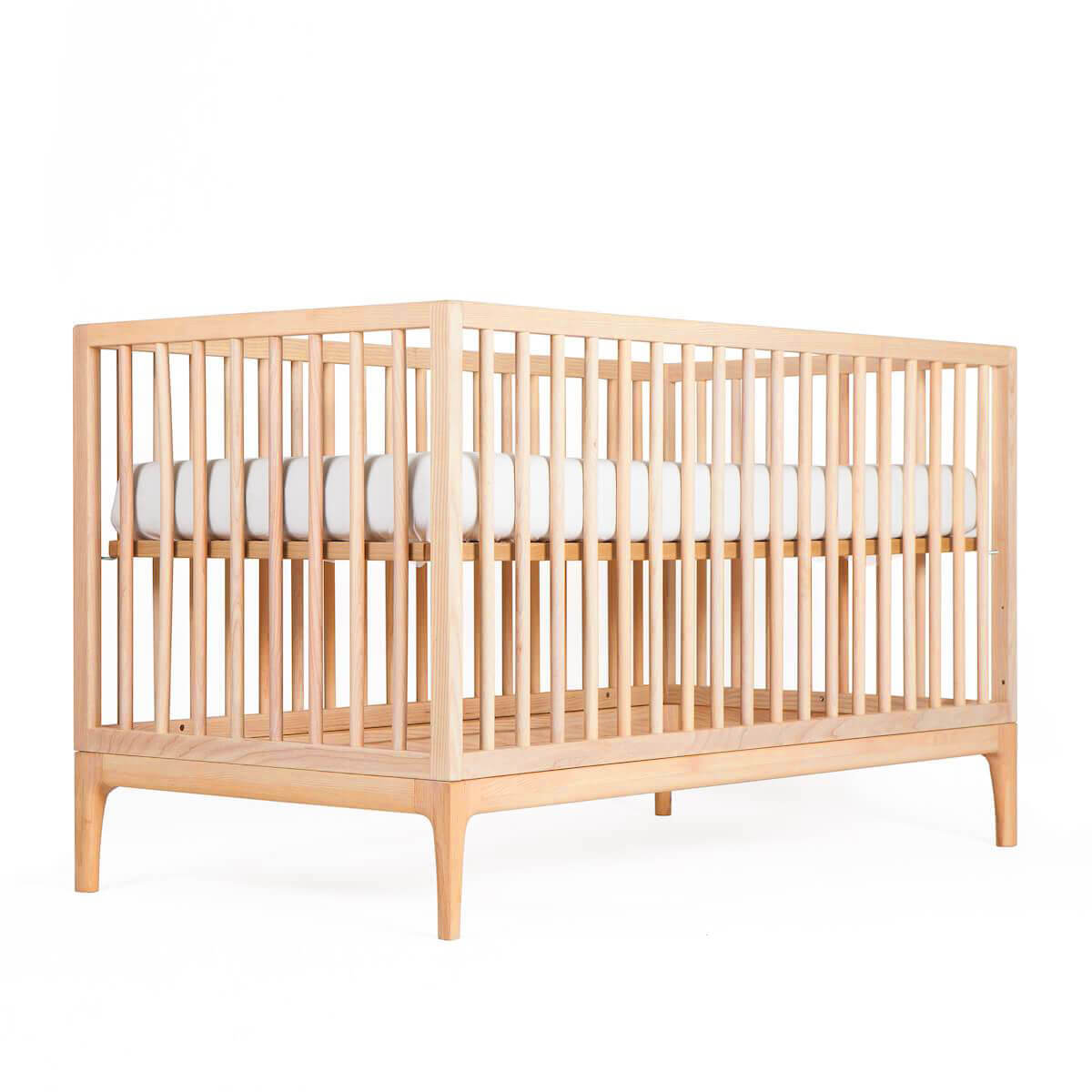 Lit bébé KERA en hêtre avec top Round-pieds Curve