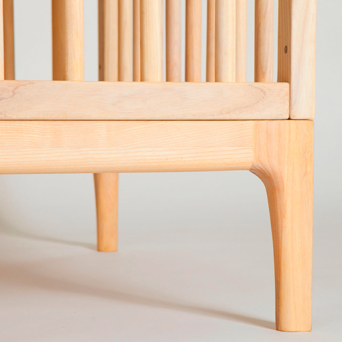 Lit bébé KERA en hêtre avec top Round-pieds Curve