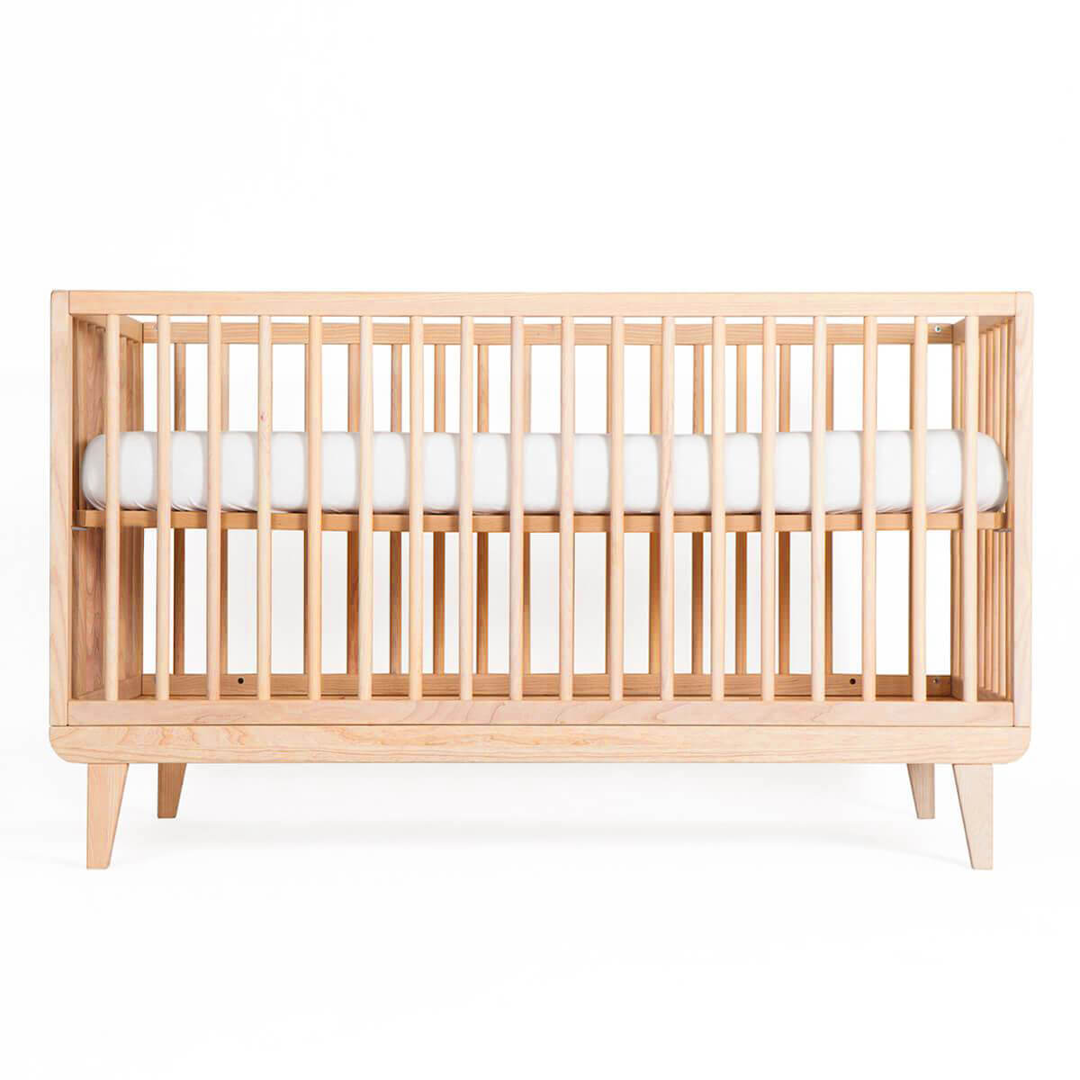 Lit bébé KERA en hêtre avec top Round-pieds Retro