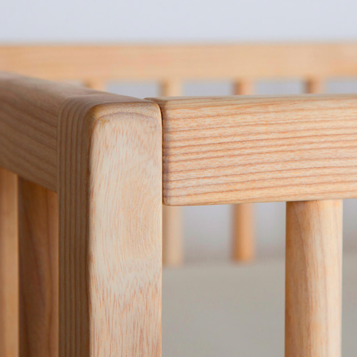 Lit bébé KERA en hêtre avec top Round-pieds Retro