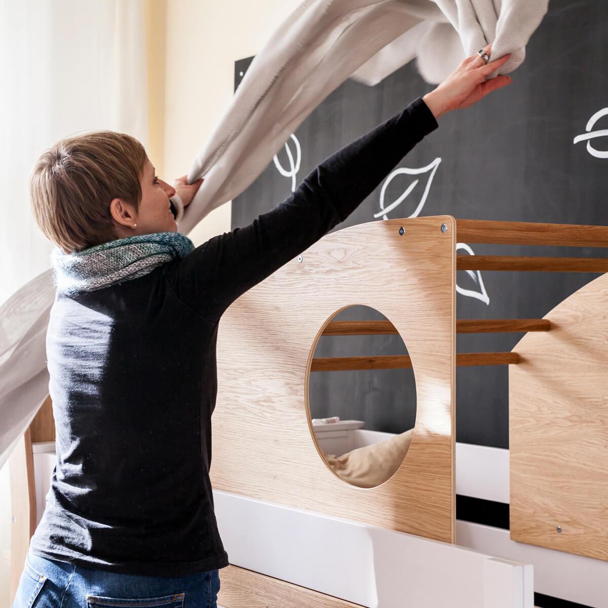 Niedrige Spielbett-Kajuete halbhoch KASVA Buche massiv weiß-lackiert Eiche furniert-geölt