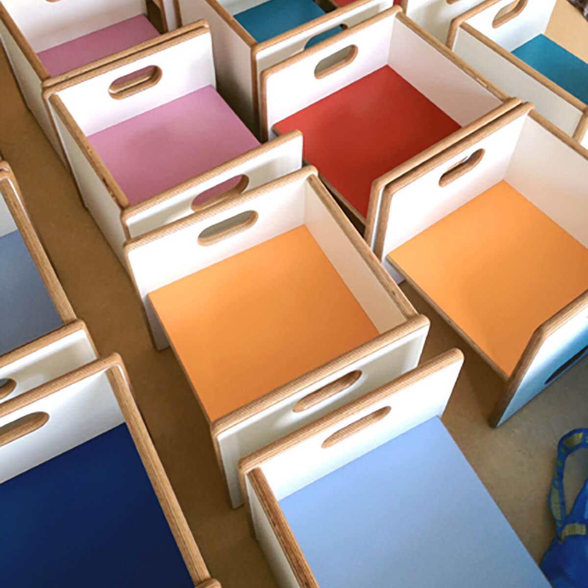 Wandelstuhl ZIGGY de Breuyn Multiplex Korpus weiß Sitz dunkelblau